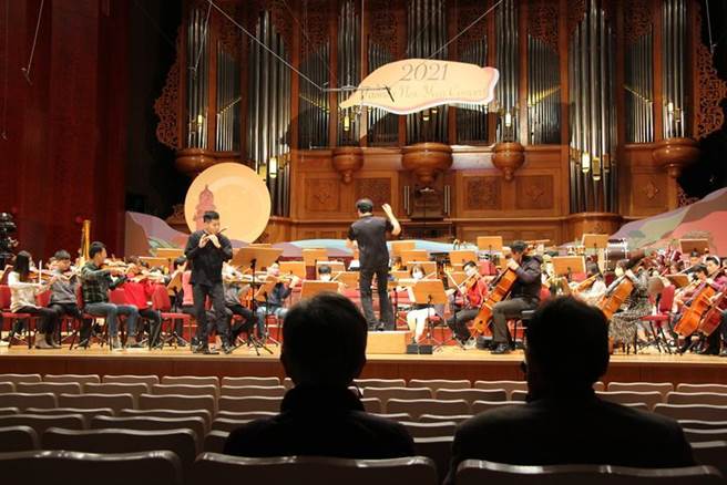 施振榮與夫人葉紫華元旦上午來到國家音樂廳新年音樂會的總彩排現場。(圖／智榮基金會)