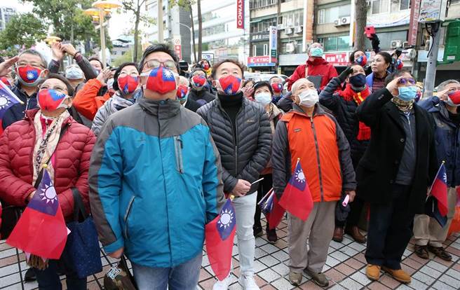 國民黨舉行民國110年元旦升旗典禮，民眾與會。（趙雙傑攝）
