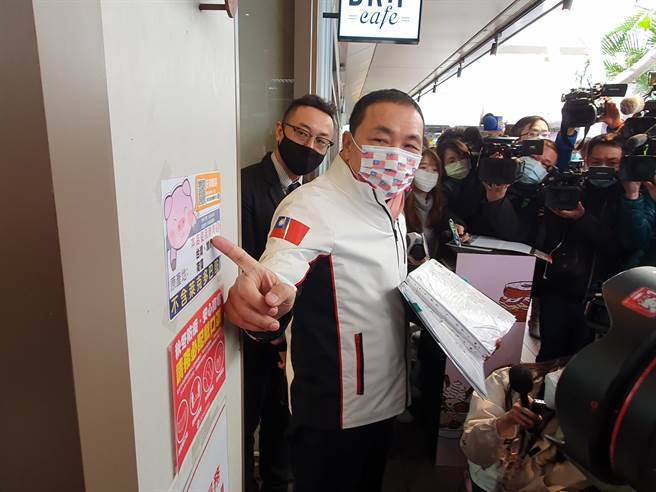 新北市长侯友宜今（1日）上午11时许，率领副市长谢政达、多位局处首长视察环球购物中心板桥车站「无莱美食示范专区」。（叶书宏摄）