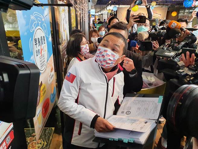 新北市长侯友宜今（1日）上午11时许，率领副市长谢政达、多位局处首长视察环球购物中心板桥车站「无莱美食示范专区」。（叶书宏摄）