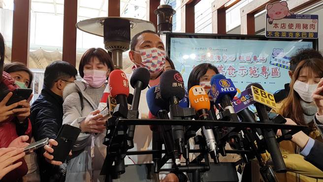 新北市长侯友宜今（1日）上午11时许，率领副市长谢政达、多位局处首长视察环球购物中心板桥车站「无莱美食示范专区」。（叶书宏摄）