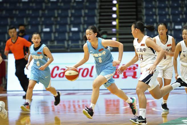 金瓯女中游沁桦（中）缴出14分、17篮板、5抄截及8阻攻全面数据。（大会提供）