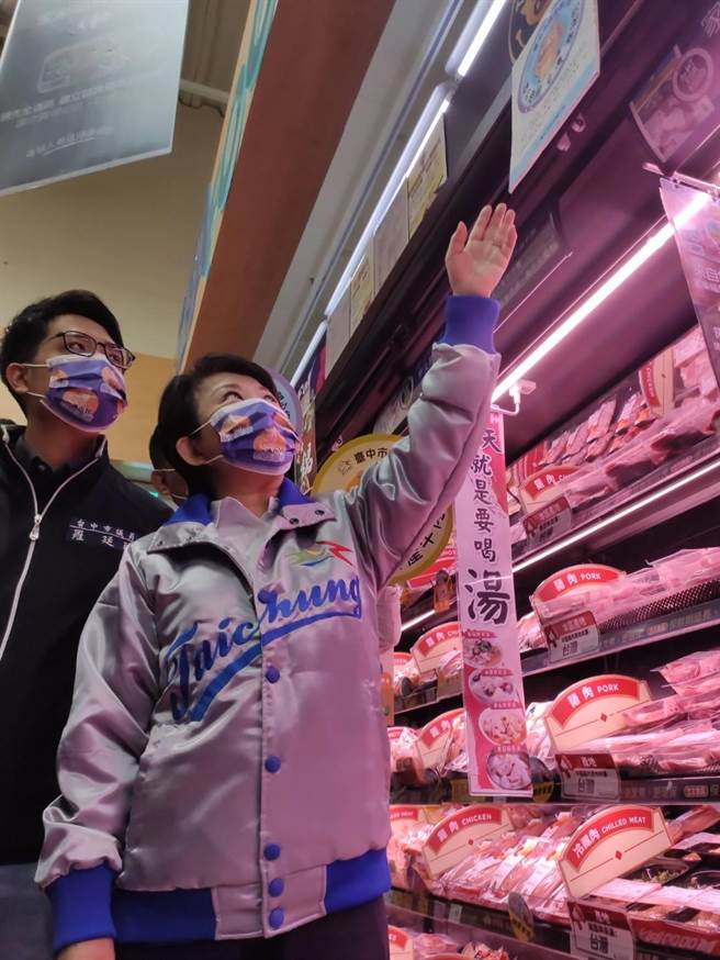卢秀燕（图右）当场建议卖场业者申请全国最严的「牛猪产品无瘦肉精金标章」。（张妍溱摄）
