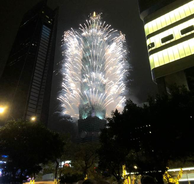 台北市3.8萬人嗨跨年，醫師推測跨年過後的「2種結局」，網超認同。（圖／何立雯攝影）