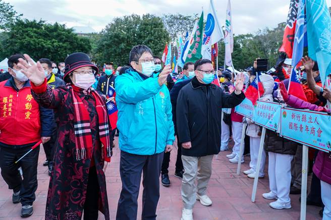 新竹县元旦升旗典礼，县长杨文科（中）及县议会议长张镇荣（右）等人向民眾挥手问安。（罗浚滨摄）