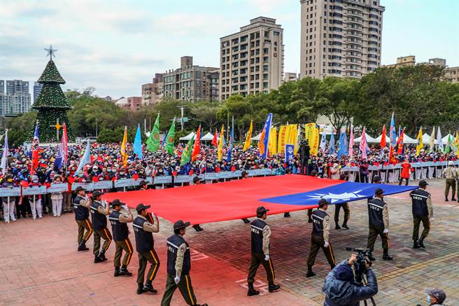 新竹县元旦升旗典礼，参与的团体和民眾相当踊跃。（罗浚滨摄）