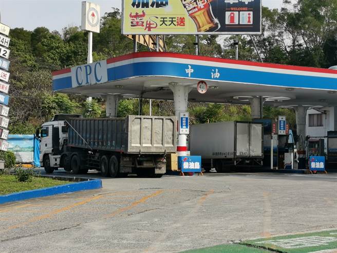 苗栗县政府环保局鼓励大型柴油车主可申请老车汰换补助，或是加装防空污设备补助。（谢明俊摄）