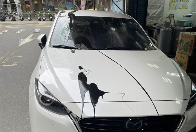 北市中华路清晨发生砸车泼漆。（陈鸿伟翻摄）