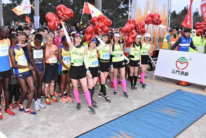 金门马是国际认证的年度盛会，图为2019金门马的福建最顏值路跑团─美女配速员。（金门县府教育处提供）