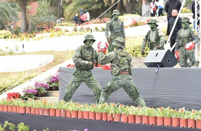 陆军两栖侦察营的格斗操演炒热2019金门马的气氛。（金门县府教育处提供）