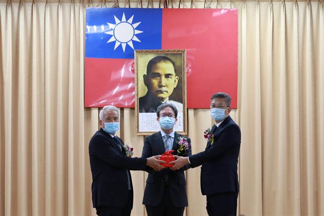 台电台北市区营业处今日新、卸任处长交接仪式（左：卸任处长朱荣贵、中：监交人王副总耀庭、右：新任处长张建川）。（台电提供／吴康玮台北传真）