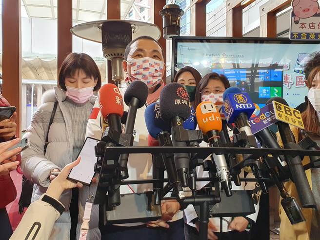 台北市长柯文哲听闻酸说，他（新北市长侯友宜）应该要呼吁新北市的市民不要搭捷运。对此，侯友宜回应，国民党主动取消活动，一切防疫优先。（叶书宏摄）