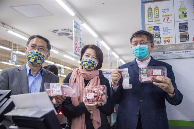 台北市長柯文哲（右）1日出席賣場設置不含萊克多巴胺專區活動。（台北市政府提供／張立勳台北傳真）