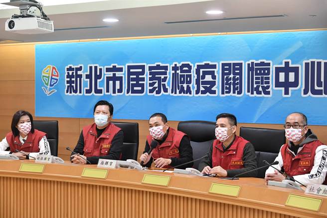 新北市长侯友宜今亲自致电给3位从瑞士、英国、加拿大返台居家检疫的民眾，感谢他们配合政府防疫措施。（记者蔡雯如摄）