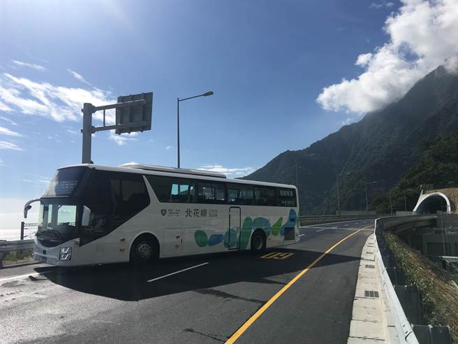 交通部公路总局拟推出客运北花线「4人同行、1人免费」优惠。（陈佑诚摄）
