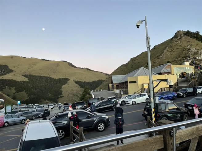 遊客上山觀日出，合歡山公路塞爆。（松雪樓提供／廖志晃南投傳真）