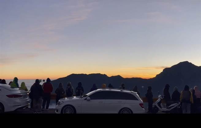 奇萊連峰曙光乍現，合歡山公路塞爆。（松雪樓提供／廖志晃南投傳真）