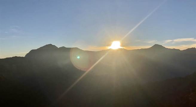 2021年元旦，奇萊連峰迎日出 。（民眾提供／廖志晃南投傳真）