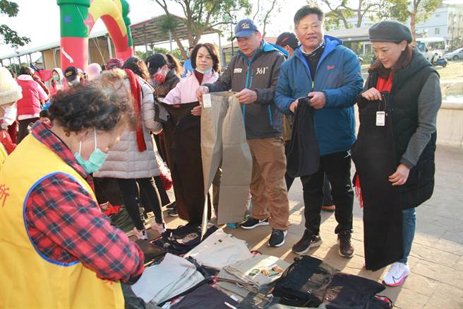 金寧乡元旦升旗扩大举办千人健走之外，还有慈善义卖因疫情滞销的冬衣，吸引婆婆妈妈、太太小姐们选购做公益。（金寧乡公所提供）