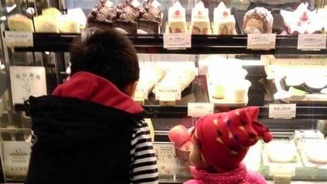 一名网友暖心替小兄妹买下蛋糕，但真相却让不少网友超怒。（图／翻摄自爆废1公社）