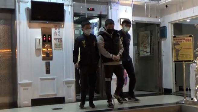 警方将逃亡7年的黄嫌解送新北检归案。（翻摄照片／林郁平台北传真）