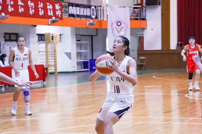 永仁高中高一好手林静妍今天对上金瓯女中全场9分，有6集中在第4节读秒阶段。（资料照／大会提供）