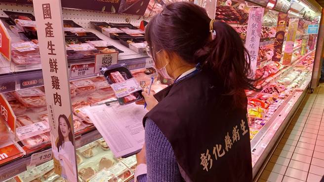 今天上路首日，彰化县政府卫生局展开稽查，稽查81家业者都有依规定标示，未来将持续跨大稽查，捍卫县民权益。(县府提供／吴建辉彰化传真)