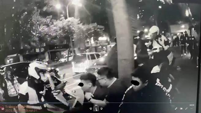 警方出動快打部隊，將現場滋事的男子壓制逮捕。（翻攝照片／林郁平台北傳真）