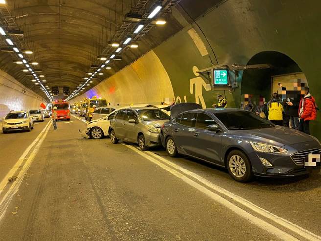 元旦连假首日，国道3号南下379.2公里处中寮隧道内，疑因未保持安全距离，5部自小客车发生追撞，10人擦挫伤送医，无生命危险，后方回堵约10公里，警方现场交管并于12时30分全面恢復通车。（警方提供／林雅惠高雄传真）