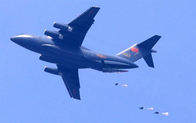 中方空军空降兵与运-20大型运输机部队进行联合空降训练的资料照。（新华社）