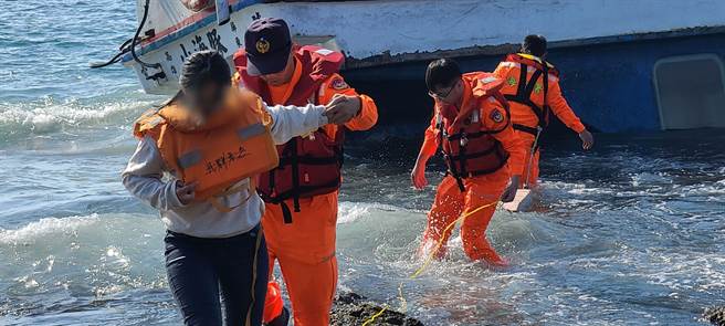 垦丁半潜艇观光船搁浅，海巡人员协助旅客平安上岸。（图／海巡署提供）
