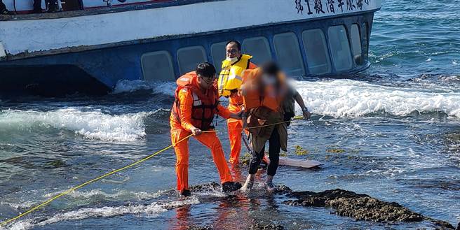 垦丁半潜艇观光船搁浅，海巡人员协助旅客平安上岸。（图／海巡署提供）