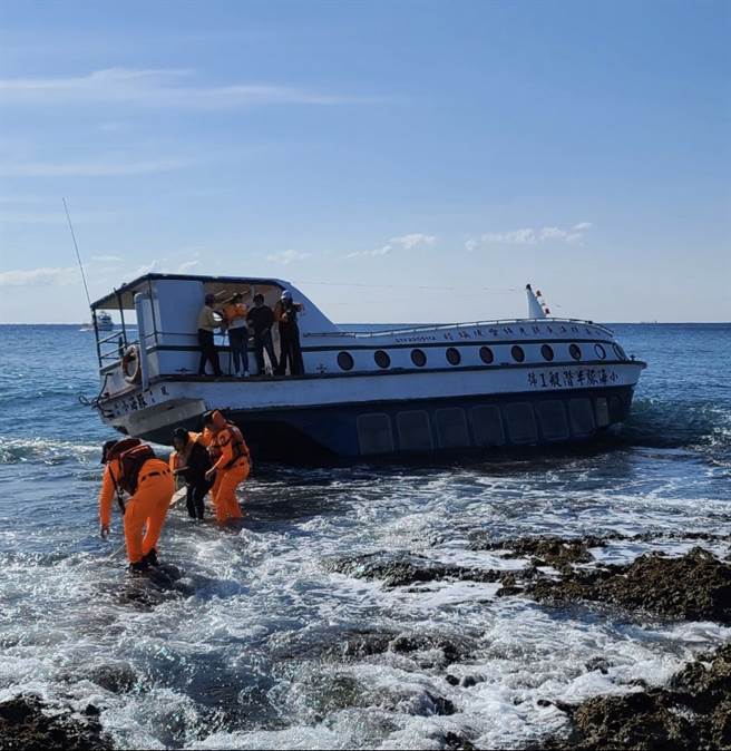 垦丁半潜艇观光船搁浅，海巡人员协助旅客平安上岸。（图／海巡署提供）