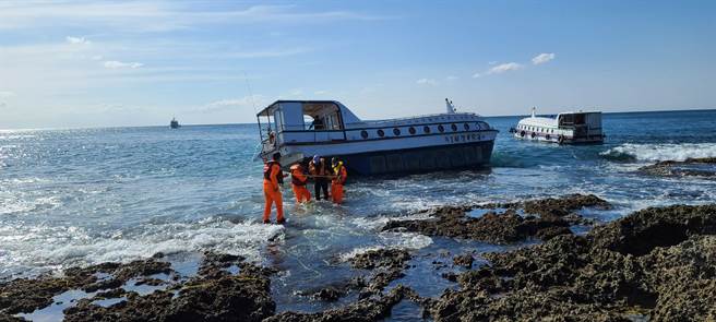 垦丁半潜艇观光船搁浅，海巡人员协助旅客平安上岸。（图／海巡署提供）