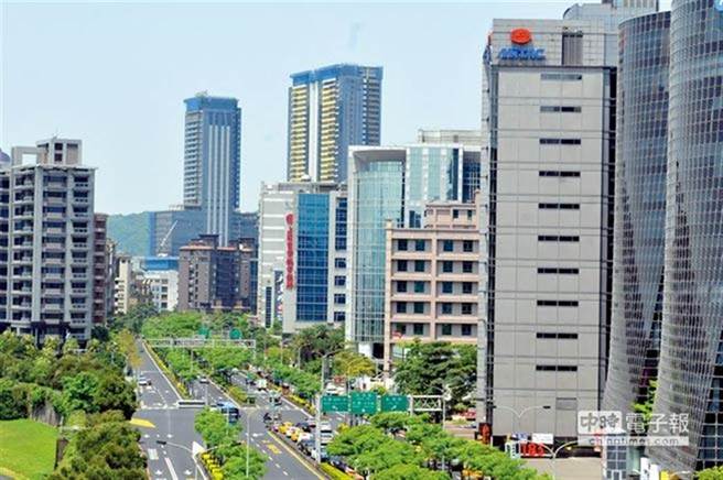 内湖房价太高且交通易塞，一般受薪族买不下手。（资料照片）