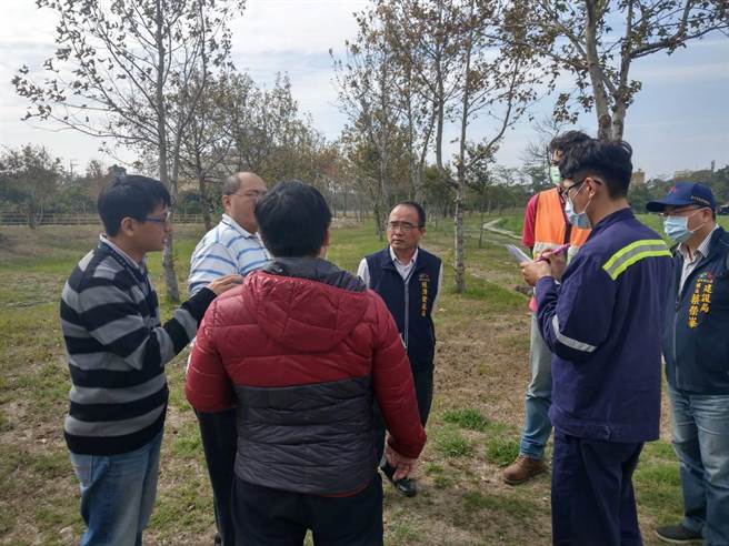 台中市府推动「全民植树」降温计画，透过在公有閒置空间及企业认养等方式广种树木，截至去年底已有8家企业响应。（中市府提供／林欣仪台中传真）