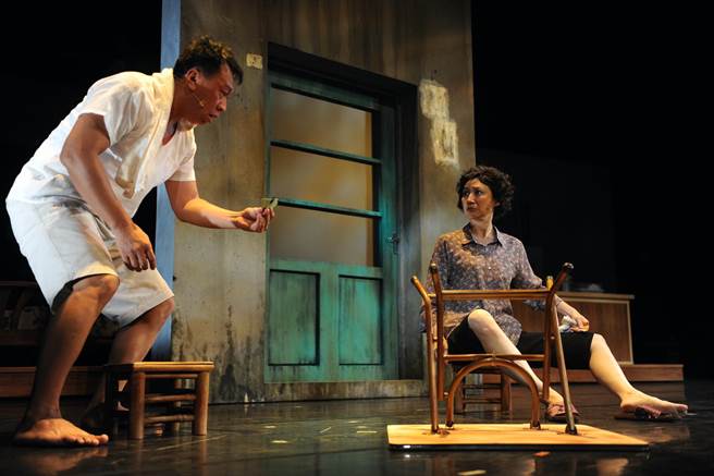 游安順（左）與劉珊珊演出舞台劇《七十三變》。（故事工廠提供）