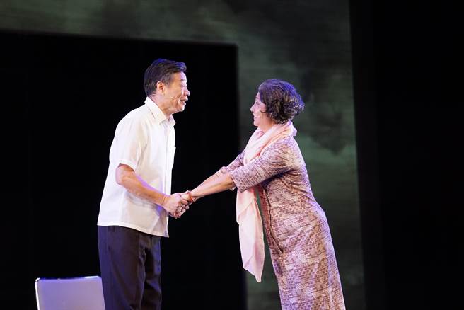 朱陸豪（左）與楊麗音演出舞台劇《七十三變》。（故事工廠提供）