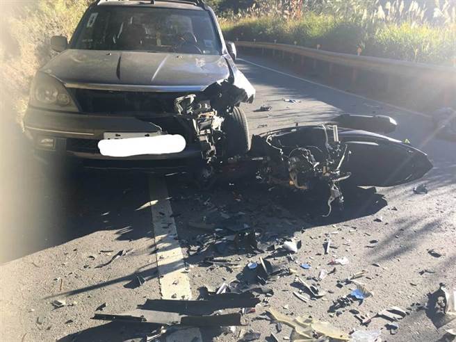 男大學生騎機車與休旅車對撞，機車全毀！（民眾提供／廖志晃南投傳真）