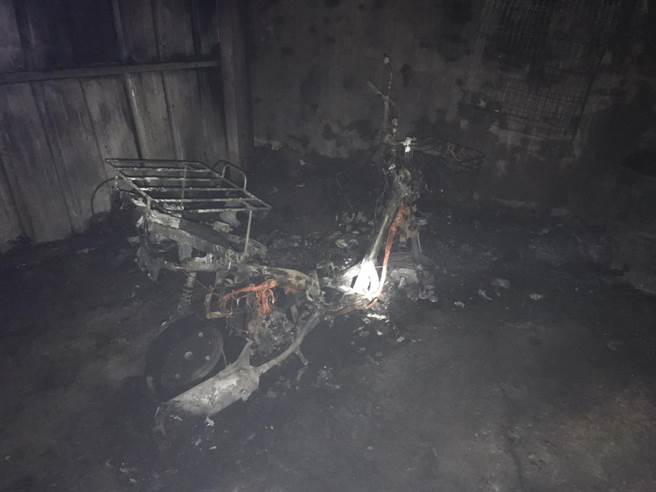 外籍移工在跨年夜喝酒開趴回房休息後，1樓後方不慎竄出火舌。（台中市消防局提供／陳淑娥台中傳真）