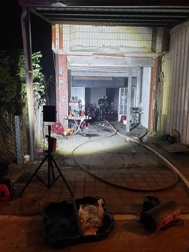 外籍移工宿舍1樓後方雜物間竄出火舌，機車被燒得面目全非。（台中市消防局提供／陳淑娥台中傳真）