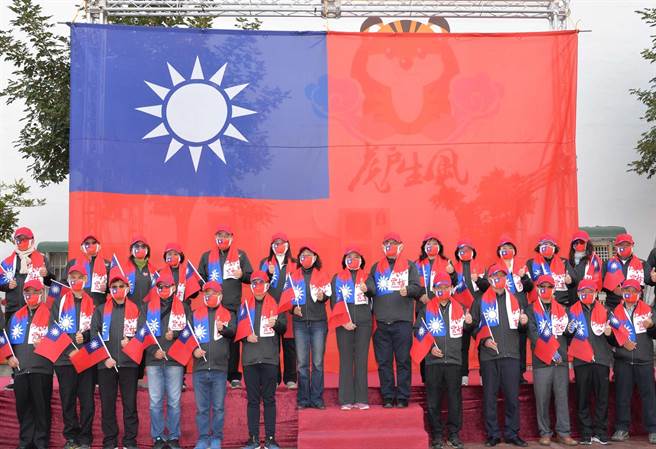 云林县长张丽善（后左八）参加元旦升旗，强调莱猪进口食安面临挑战。（云林县政府提供／张朝欣云林传真）