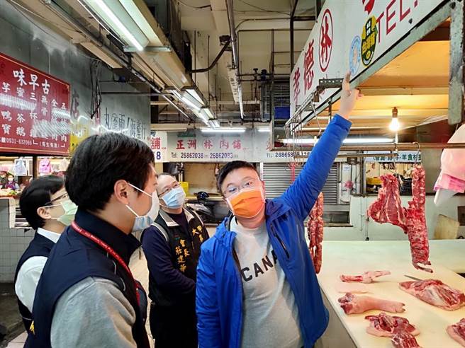 市議員施志昌前往大甲第一市場現勘，現場8家攤商都有貼示標章。（陳淑娥攝）