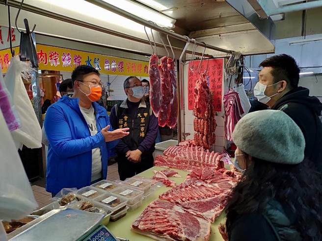市議員施志昌前往大甲第一市場現勘。（陳淑娥攝）