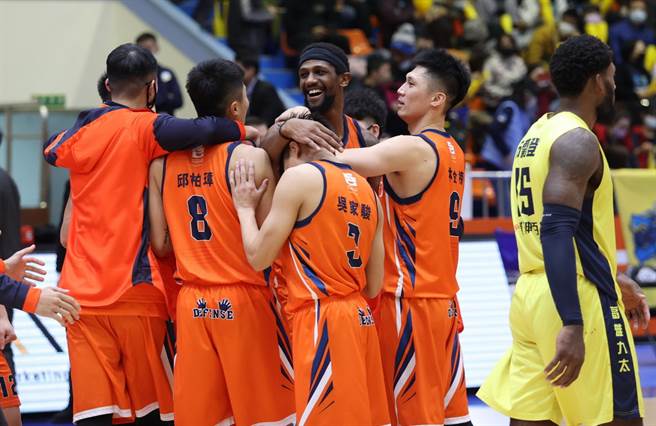 终于惊险拿下本季首胜，璞园全队赛后抱在一起庆祝。(中华篮协提供)