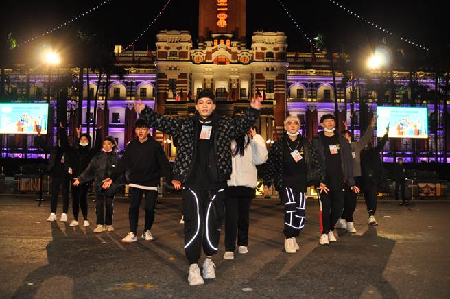 醒吾科大表艺系同学凌晨四点，在总统府前广场最后排演。(醒吾科大提供)