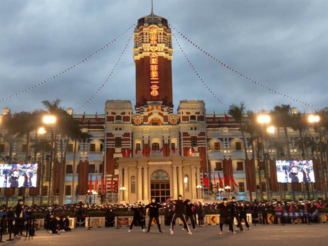 K-pop蹈曲声响起，醒吾科大嘻哈舞蹈团展现魔幻般舞蹈。(醒吾科大提供)