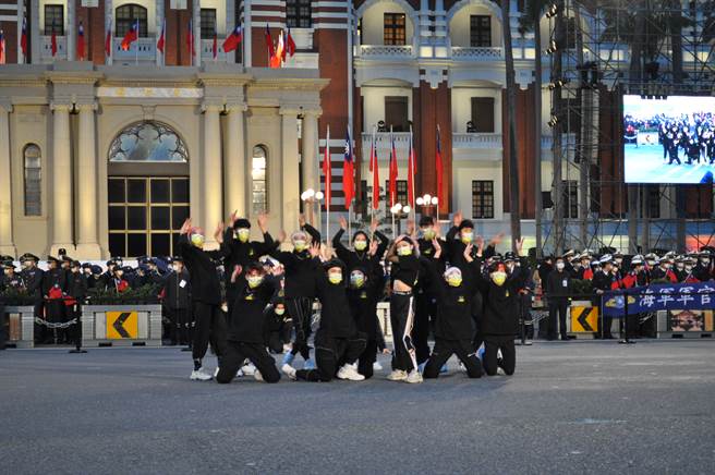 醒吾科大表演不断变化队形，透过大萤幕现场直播，国人同步观赏。(醒吾科大提供)