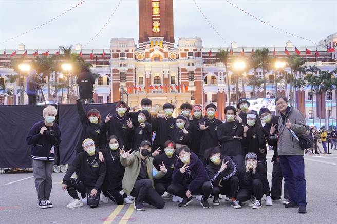 圆满完成表演任务，醒吾科大师生在总统府留影。(醒吾科大提供)