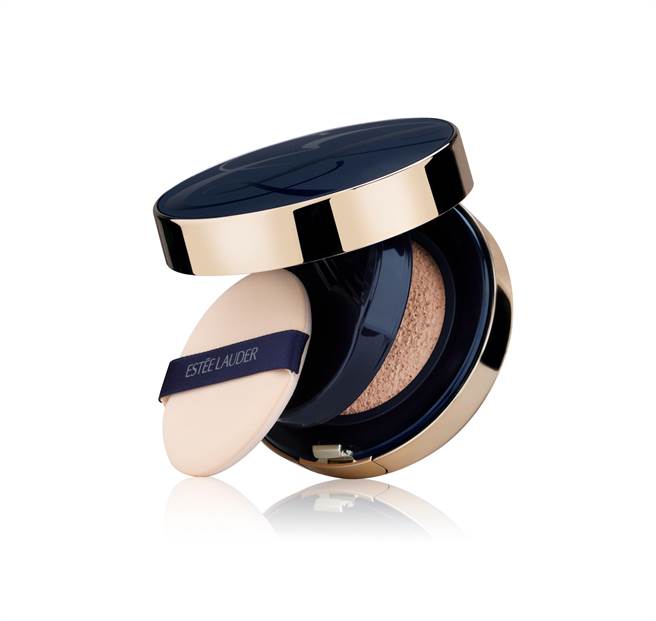 雅诗兰黛粉持久完美持妆气垫粉饼SPF45PA＋＋＋，1950元。（雅诗兰黛提供）